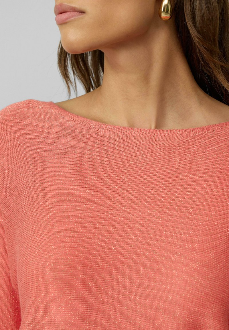 BLACK LABEL MIT GLITZERGARN UND FLEDERMAUSÄRMELN