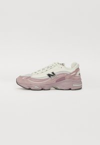 Hellvioletter und grauer Sneaker aus Wildleder und Mesh, mit dickem Sohlenprofil, rundem Zeh, auffälligem "N"-Logo und strukturierten Verzierungen.