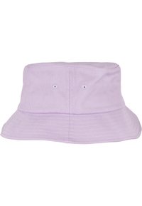 Cappello a secchiello in cotone viola con una texture morbida, visiera ampia e dettagli in cucitura. Presenta due occhielli di ventilazione sui lati.