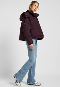 Lee LINED SHORT PUFFER WITH HOOD RELAXED FIT - Giacca invernale - deep wine