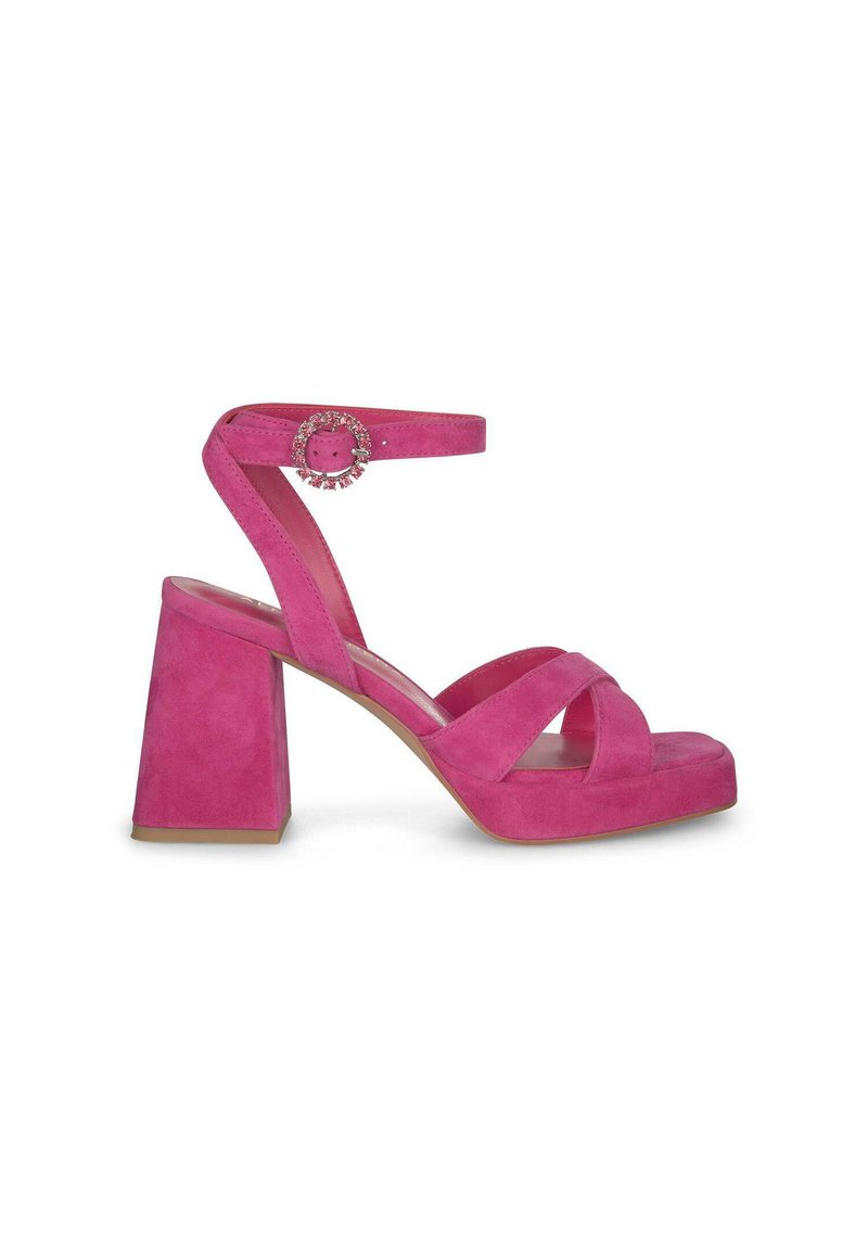 Sandali con tacco in suede rosa, con tacco a blocco, cinghie incrociate nella parte anteriore e una cinghia alla caviglia con una fibbia circolare decorativa.