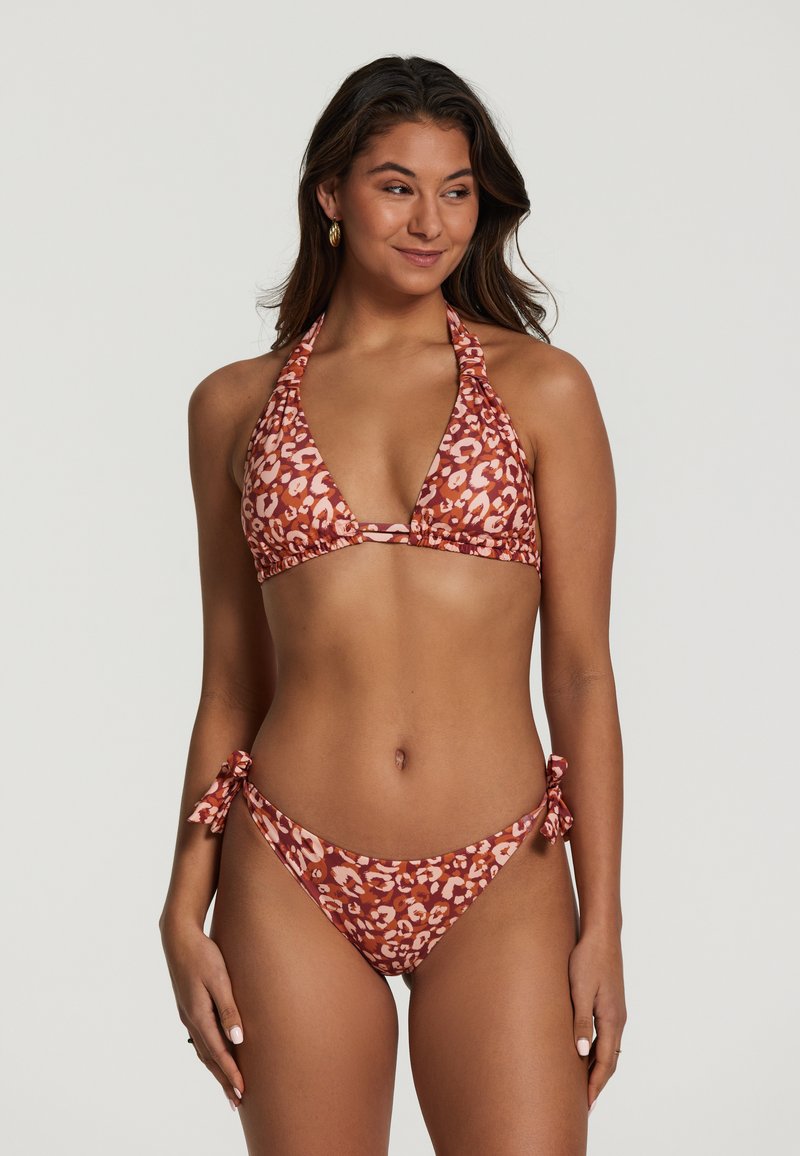 Bikini z leopardskim vzorcem v oranžnih in roza odtenkih. Zgornji del na vezanje s trikotnimi skodelicami; spodnji del ima stranske zaveze. Gladka tekstura blaga.