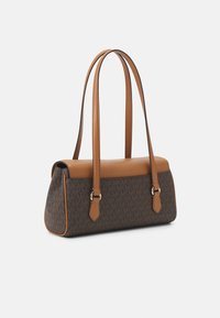 Sac à main brun à motifs avec un dessus en cuir lisse couleur tan, des bretelles doubles, des accents en métal doré et une forme structurée.