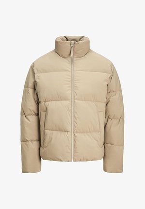 Beżowa kurtka puchowa z wysokim kołnierzem, zamkiem z przodu, luźnym krojem, poziomymi pikowaniami i kieszeniami bocznymi.