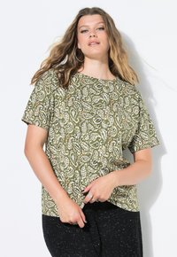 Olivově zelená košile s krátkým rukávem zdobená paisley vzorem v bílé a oranžové barvě. Měkká tkanina s volným střihem a kulatým výstřihem.