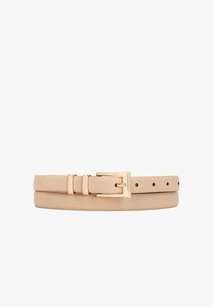 Béžový kožený opasok s obdĺžnikovou prackou v zlatej farbe, nastaviteľným dizajnom a viacerými dierkami pre variabilitu veľkosti.