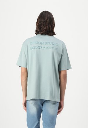 OVERSIZED - Trükipildiga T-särk - light ice blue