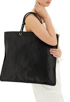 Borsa tote in pelle nera con doppi manici, caratterizzata da una superficie testurizzata e da un design minimalista. Include un dettaglio con zip dorata.