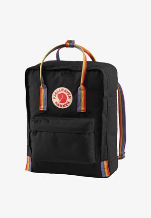 Schwarzer Fjällräven Kånken Rucksack mit regenbogenfarbenen Griffen, Schulterriemen und unteren Ecken, ausgestattet mit einem rot-weißen Logo-Patch auf der Vorderseite.