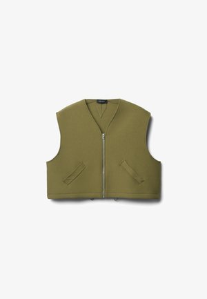 Gilet sans manches vert olive en tissu texturé, doté d'une fermeture éclair à l'avant et de deux poches inclinées. Design simple et épuré.