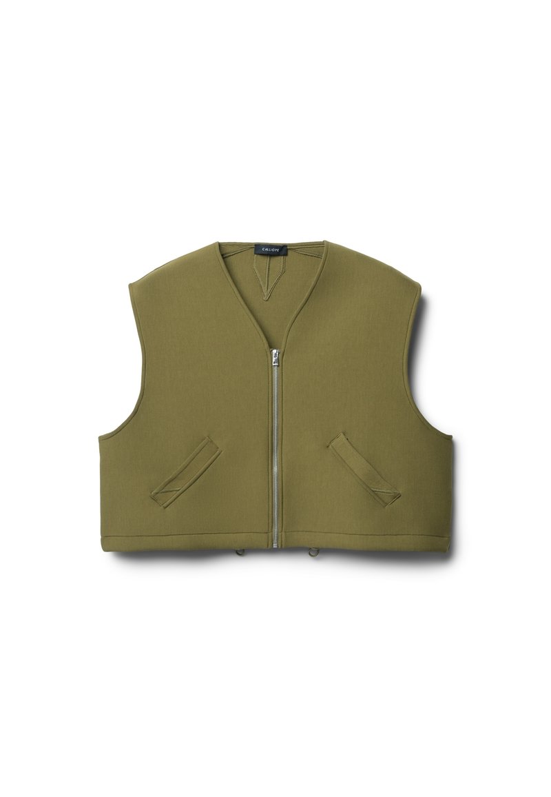 Olivgrünes ärmelloses Weste aus strukturiertem Stoff, mit einem Frontreißverschluss und zwei schrägen Taschen. Einfaches, elegantes Design.