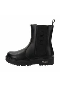 Botas negras hasta el tobillo en suave cuero sintético con paneles laterales elásticos. Presentan una suela gruesa y un logo en relieve en el lado exterior.