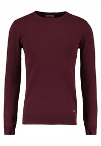 Bordeaux gebreide trui met lange mouwen en een ronde hals. Heeft ribgebreide manchetten en zoom, met een klein logo-accent aan de onderzijde.