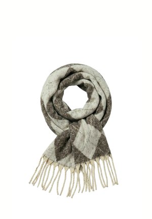 Zachte wollen sjaal in beige en bruin diamantpatroon met franjes aan de uiteinden, losjes opgerold op een witte achtergrond.