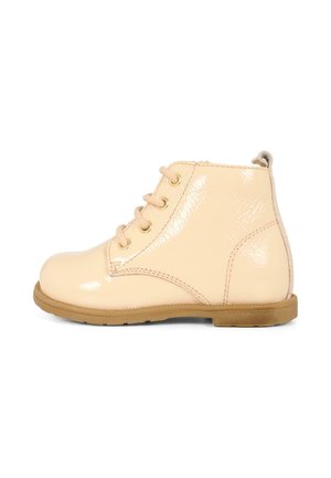 Bottine en cuir verni rose pâle avec un bout arrondi, un laçage à six œillets et une semelle en caoutchouc. Présente une languette à l'arrière.