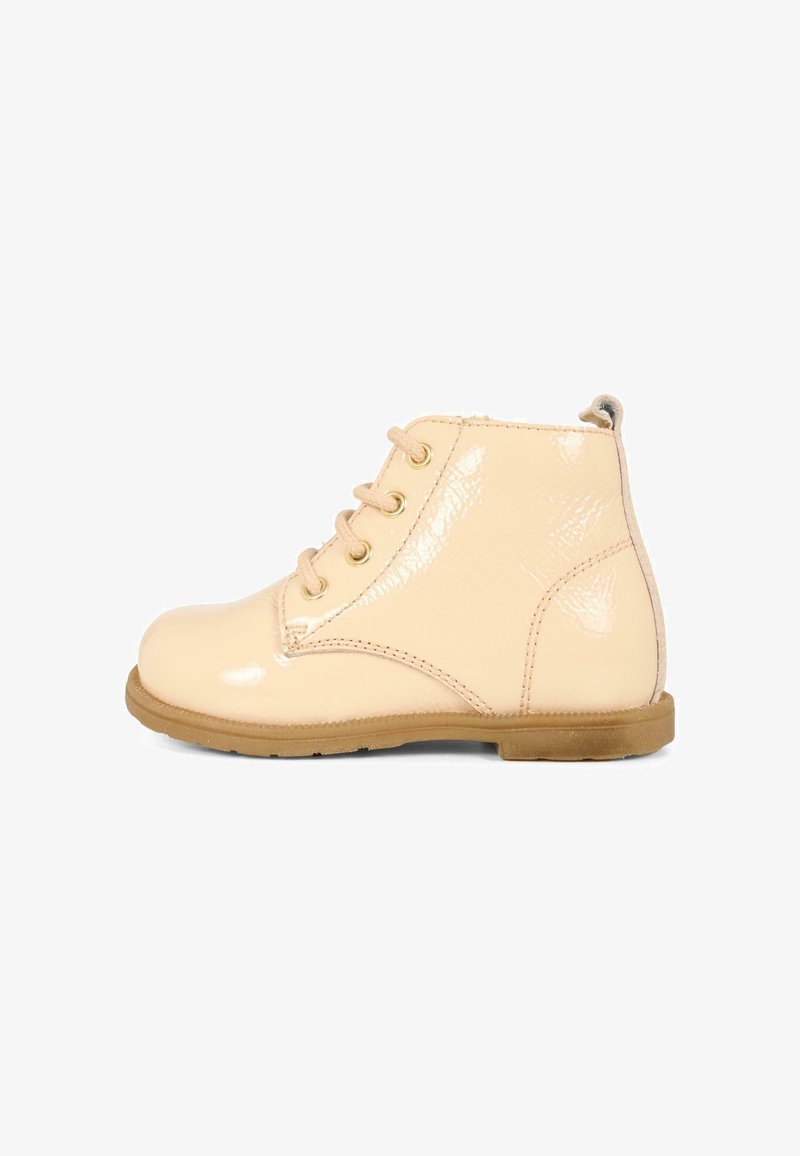 Stivaletto alla caviglia in vernice rosa pallido, con punta rotonda, design a sei occhielli con lacci e suola in gomma. Presenta un tirante sul retro.