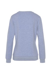 Sudadera azul claro con cuello deportivo, mangas largas y puños de canalé. Material suave con una textura lisa y sin patrones visibles.