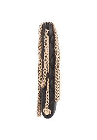 Borsa a tracolla in pelle nera trapuntata con una catena dorata, caratterizzata da una forma rettangolare elegante e un particolare chiusura circolare lucida.