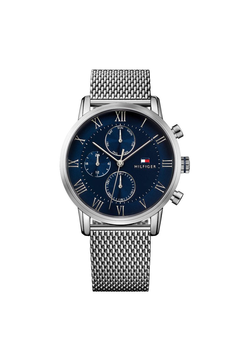 Montre chronographe en argent avec un cadran bleu marine, des chiffres romains en argent et un bracelet en maille en acier inoxydable. Comprend trois sous-cadrans.