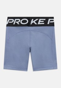 Pantalones cortos deportivos de color azul claro con una cinturilla elástica negra que presenta "PRO" en letras blancas. Textura suave, diseño ajustado, longitud hasta el muslo.