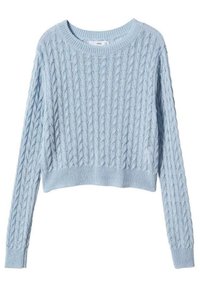 Pull en maille torsadée bleu clair avec manches longues, poignets, ourlet et encolure ronde côtelés.