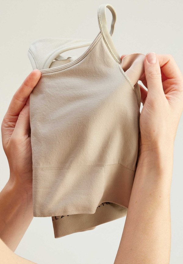 TRUESTRENGTH SEAMLESS YOGA - Medium support sports bra - desert sand smc3