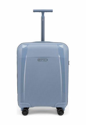 Blauer Hartschalenkoffer mit vier schwarzen Rollen und ausgezogenem Teleskopgriff, Marke "Epic" sichtbar vorne mittig.