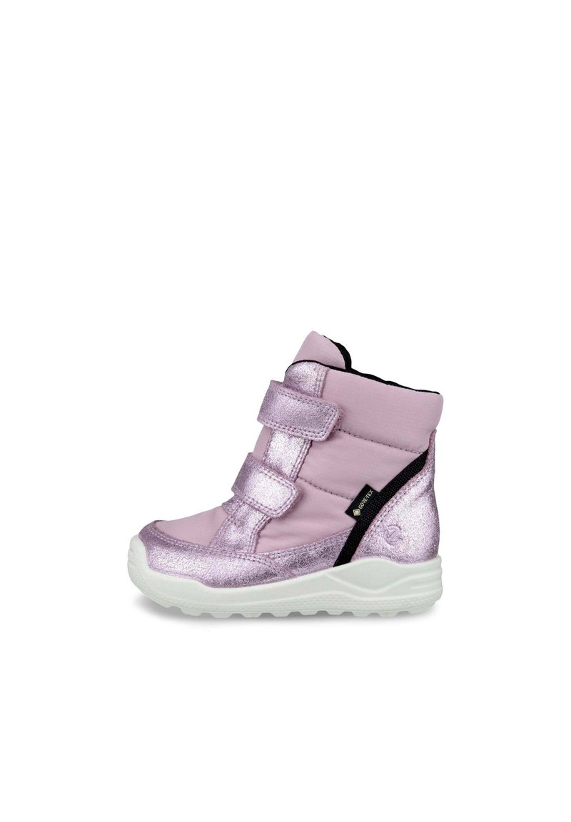 Roze laarsjes tot halverwege de kuit met metallic accenten, twee klittenbandsluitingen, een gewatteerde kraag en een witte rubberen zool. Suède-achtig textuur.