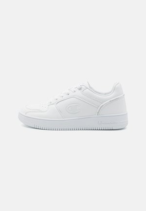 Weiße Sportschuhe aus Leder mit glatter Oberfläche, runder Zehenform, Schnürdesign und einem Logo an der Seite.