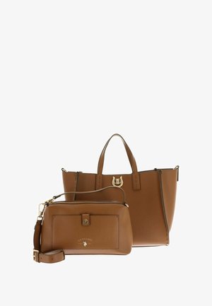Sac cabas en cuir marron avec poignées courtes et accent de logo, accompagné d'une petite pochette zippée de design et couleur similaires.