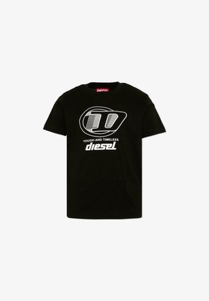 Zwart t-shirt met korte mouwen, wit Diesel-logo, abstract embleem en tekst "Tough and Timeless" op de voorkant.