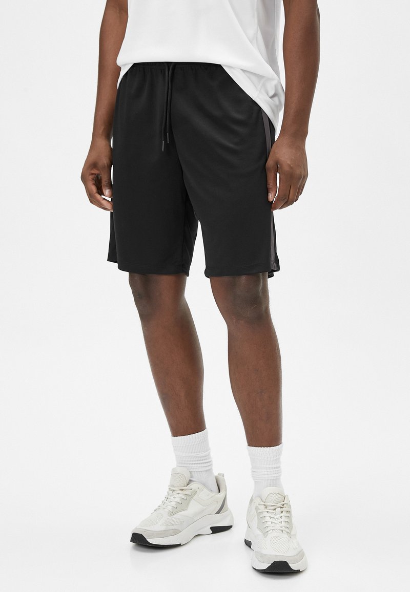 Sorte athletic shorts med elastisk talje og snøre. Fremstillet af letvægtsmateriale, med sidelommer og en afslappet pasform.