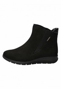 Stivali neri alla caviglia in suede con punta arrotondata, pannelli laterali elastici e suola in gomma spessa per una buona aderenza e comfort.