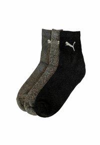 Drei Paare Knöchelsocken in Dunkelgrau, Hellgrau und Schwarz. Alle haben einen gerippten Bündchen und ein kleines weißes Logo. Hergestellt aus strukturiertem Stoff.