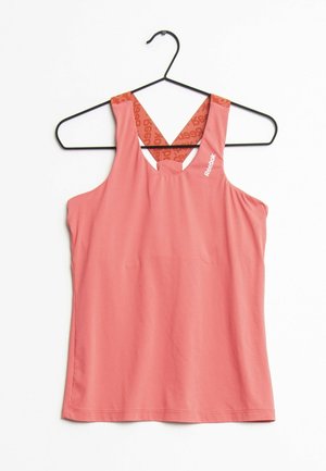 Débardeur de sport rose suspendu à un cintre noir. Il présente un design à dos nageur avec un logo orange contrastant sur les bretelles. Texture lisse.