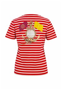 Rot-weißer gestreifter T-Shirt mit einem Grafik eines Ankers, umgeben von zwei farbigen Flaggen, mit dem Text "DOLCE VITA TRUE LOVE."