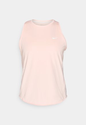 Top deportivo sin mangas de color rosa claro, hecho de una tela suave, con un cuello redondo y un logo blanco de Nike en el pecho. Condo de dobladillo curvado.