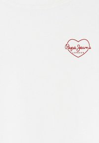 Valge puuvillane T-särk ümmarguse kaelusega. Sellel on punane südame logo, mille sees on "Pepe Jeans London". Sile tekstuur.
