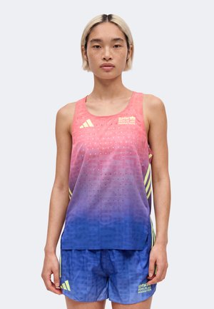Personne portant un débardeur BMW Berlin Marathon dégradé rose vers bleu et un short bleu avec des logos Adidas jaunes sur un fond uni.