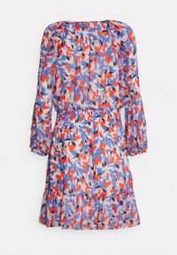 Vestido floral off-shoulder con mangas largas abullonadas, cintura elástica y dobladillo con volantes en colores rojo, azul, negro y beige.