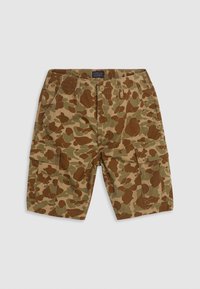Bermudas de cargo en un patrón de camuflaje con tonos marrones, verdes y marrones claros. Presentan múltiples bolsillos y un cierre de botón. Material de algodón.