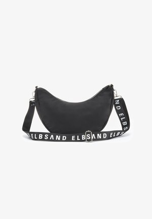 Schwarze Nylon-Schultertasche in Halbmondform, mit einem Reißverschluss und einem breiten Riemen mit weißem Text. Glatte Oberfläche und minimales Design.