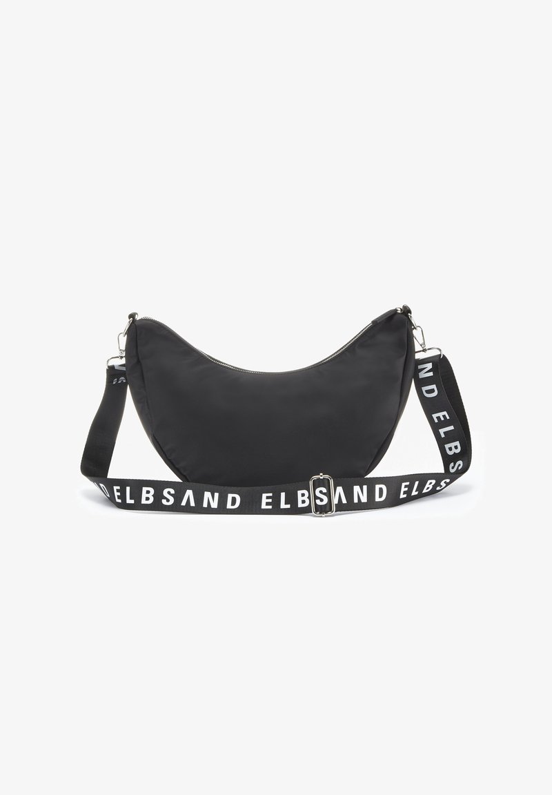 Sac à épaule en nylon noir de forme croissant, avec une fermeture éclair et une large sangle portant un texte blanc. Texture lisse et design minimaliste.