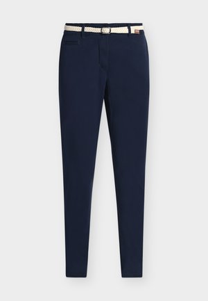 Σκούρες μπλε στενές παντελόνες με μπροστινές τσέπες, θηλιές για ζώνη και λευκή πλεκτή ζώνη με ασημένια αγκράφα.