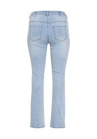 Jean en denim bleu clair avec une coupe bootcut, doté de deux poches arrière et de détails de couture subtils. Texture lisse et taille standard.