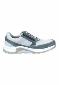 Grijze sportschoen met een combinatie van mesh en suede materialen. Het heeft een gepolsterde kraag, een rits aan de zijkant en een gestructureerde buitenzool.