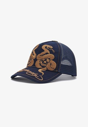 Marineblå mesh baseballkasket med brun broderet slange, der snor sig gennem en kranium på frontpanelerne og kursiv tekst på skyggen.