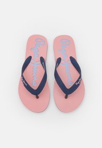 Ružové žabky s námorníckymi popruhmi, ktoré obsahujú text "Pepe Jeans" vo svetlomodrej farbe. Textúrovaná gumová podrážka, dizajn s pásikom medzi prstami, jednoduchá konštrukcia.