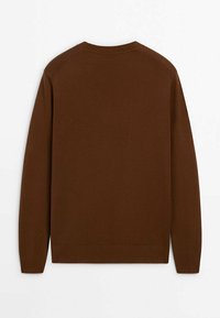 Pull marron à manches longues avec col rond côtelé, poignets et bas, présenté à plat de dos sur fond blanc.