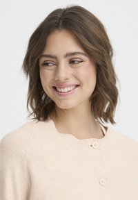 Cardigan roz deschis tricotat, cu guler rotund și trei nasturi în față, având o textură moale și un model discret de dungi.